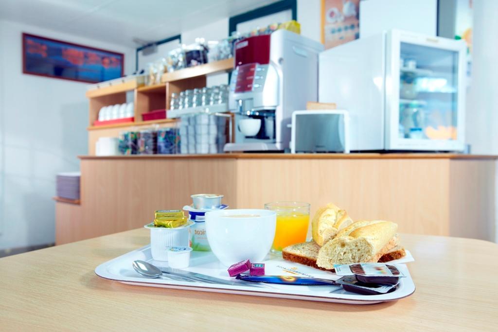 Premiere Classe Évreux Buitenkant foto A typical breakfast