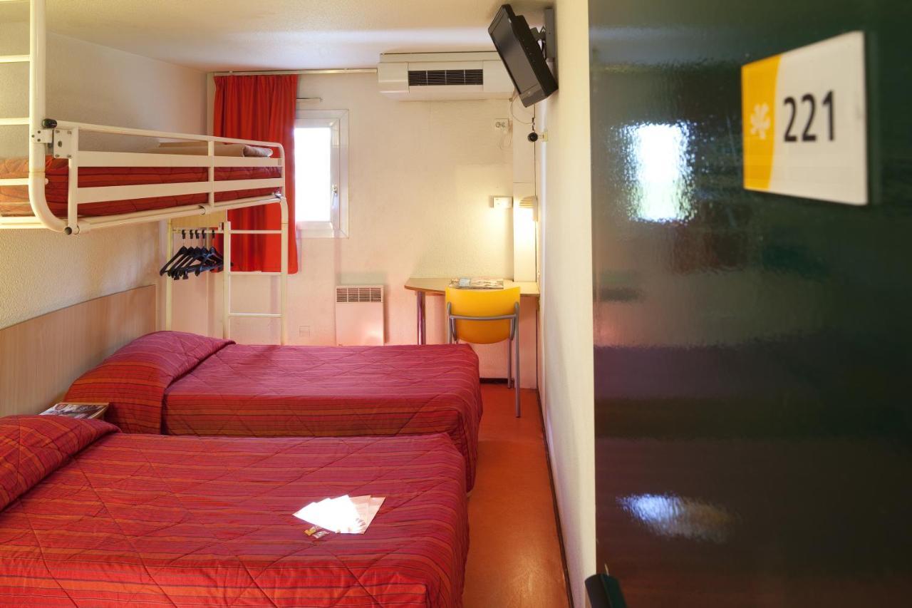 Premiere Classe Évreux Buitenkant foto A typical room at a hotel