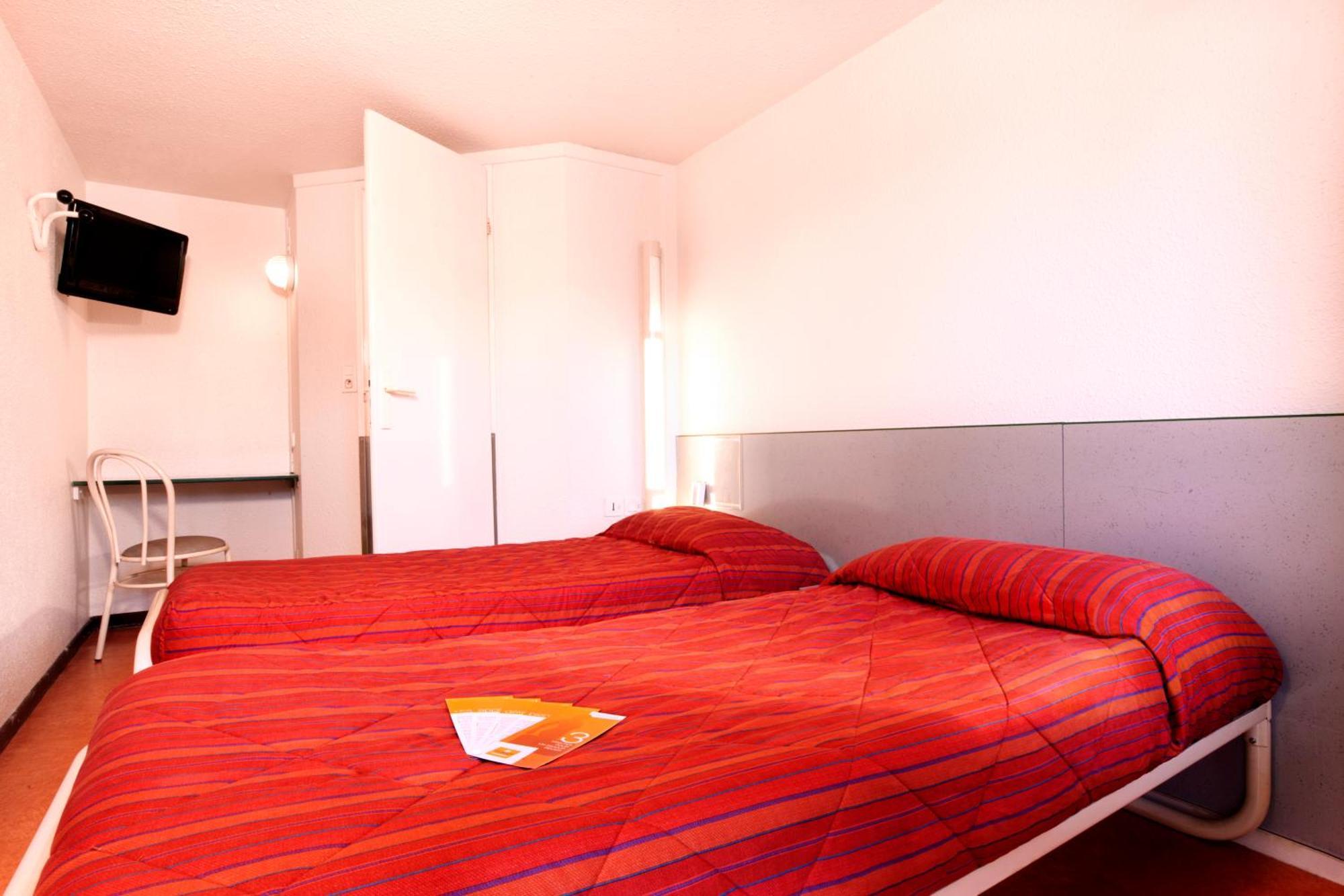Premiere Classe Évreux Kamer foto A typical room at a Campanile hotel
