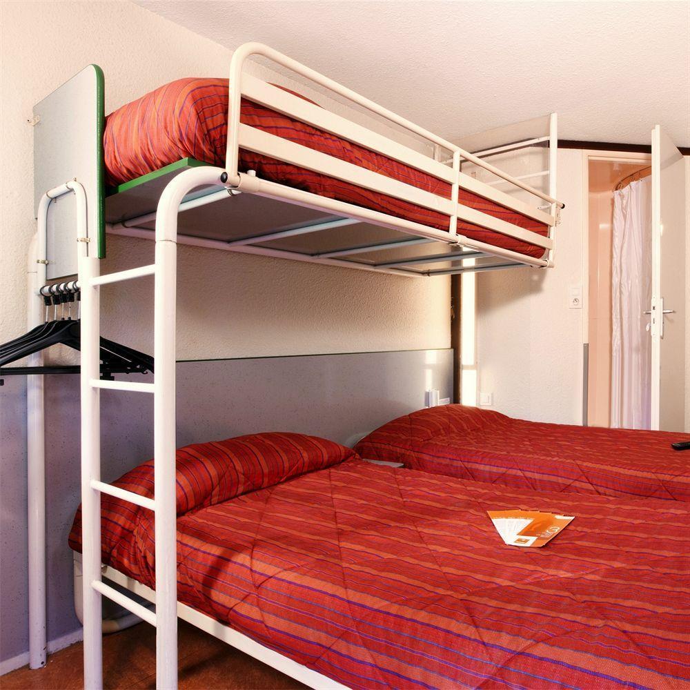 Premiere Classe Évreux Buitenkant foto A typical room at a hotel
