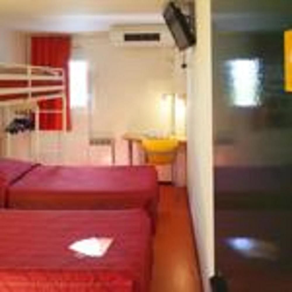 Premiere Classe Évreux Buitenkant foto A typical room at a love hotel