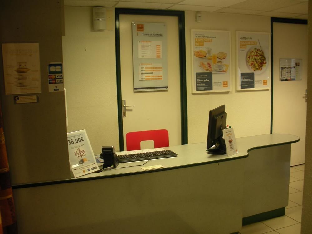 Premiere Classe Évreux Buitenkant foto Reception desk at the University of Brighton