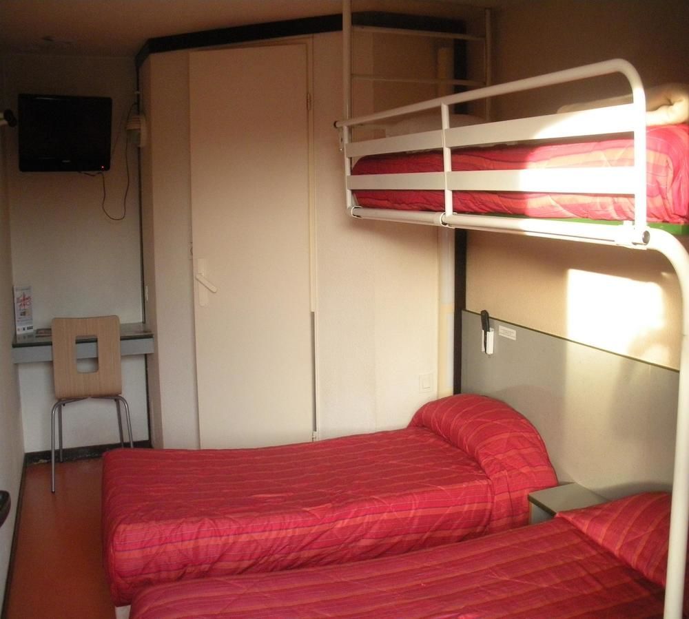 Premiere Classe Évreux Buitenkant foto A typical room at a youth hostel