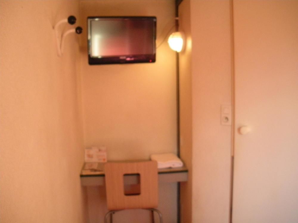 Premiere Classe Évreux Buitenkant foto A room at a typical Japanese love hotel