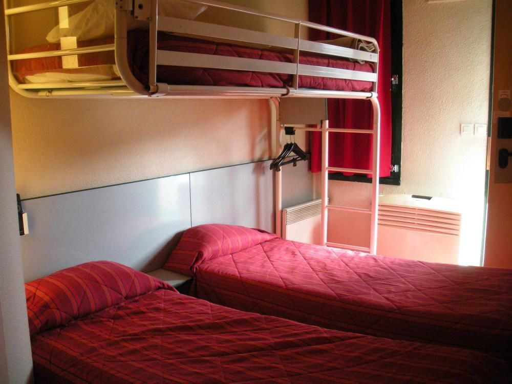 Premiere Classe Évreux Buitenkant foto A typical room at a French Ibis budget hotel