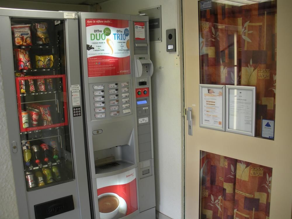 Premiere Classe Évreux Buitenkant foto A vending machine