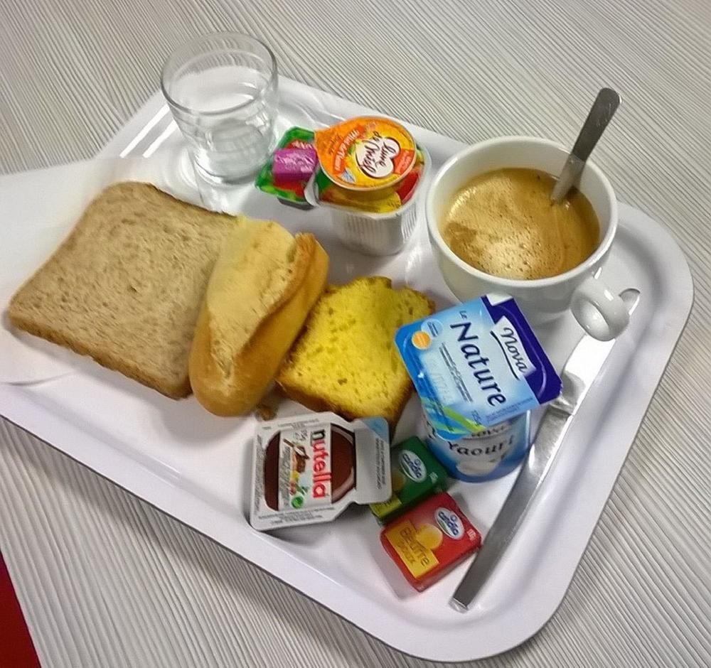 Premiere Classe Évreux Buitenkant foto A typical breakfast in France