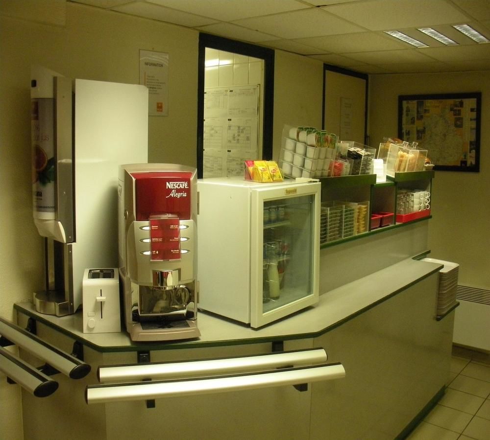 Premiere Classe Évreux Buitenkant foto A coffee machine in a hospital