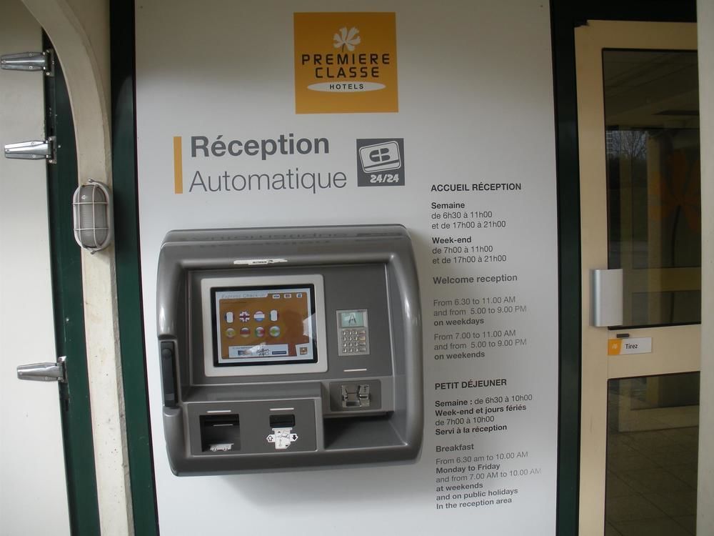 Premiere Classe Évreux Buitenkant foto An automated hotel check-in machine