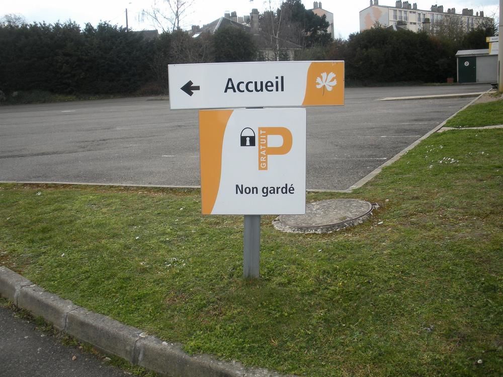 Premiere Classe Évreux Buitenkant foto A sign in French