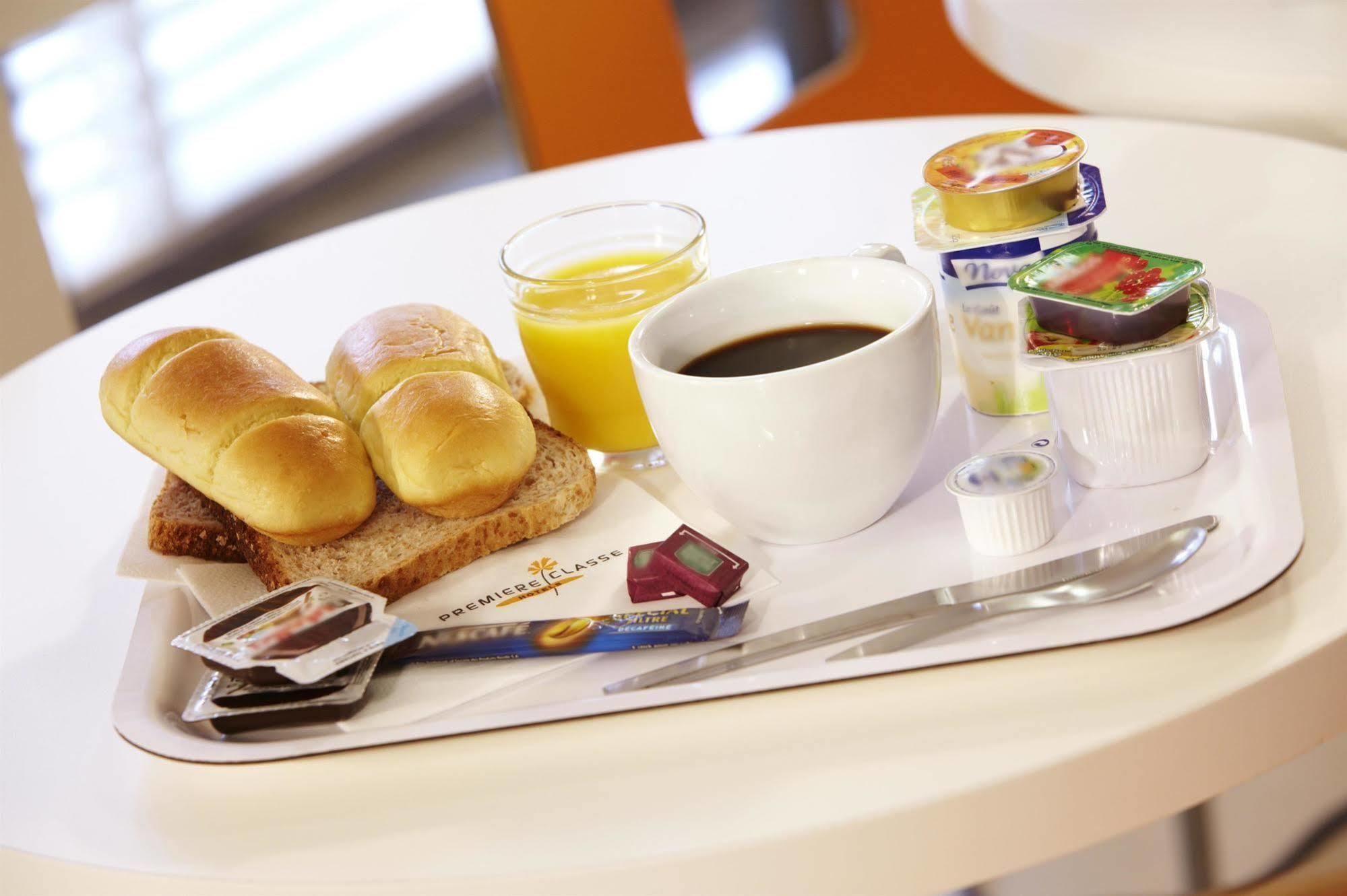 Premiere Classe Évreux Buitenkant foto A typical breakfast