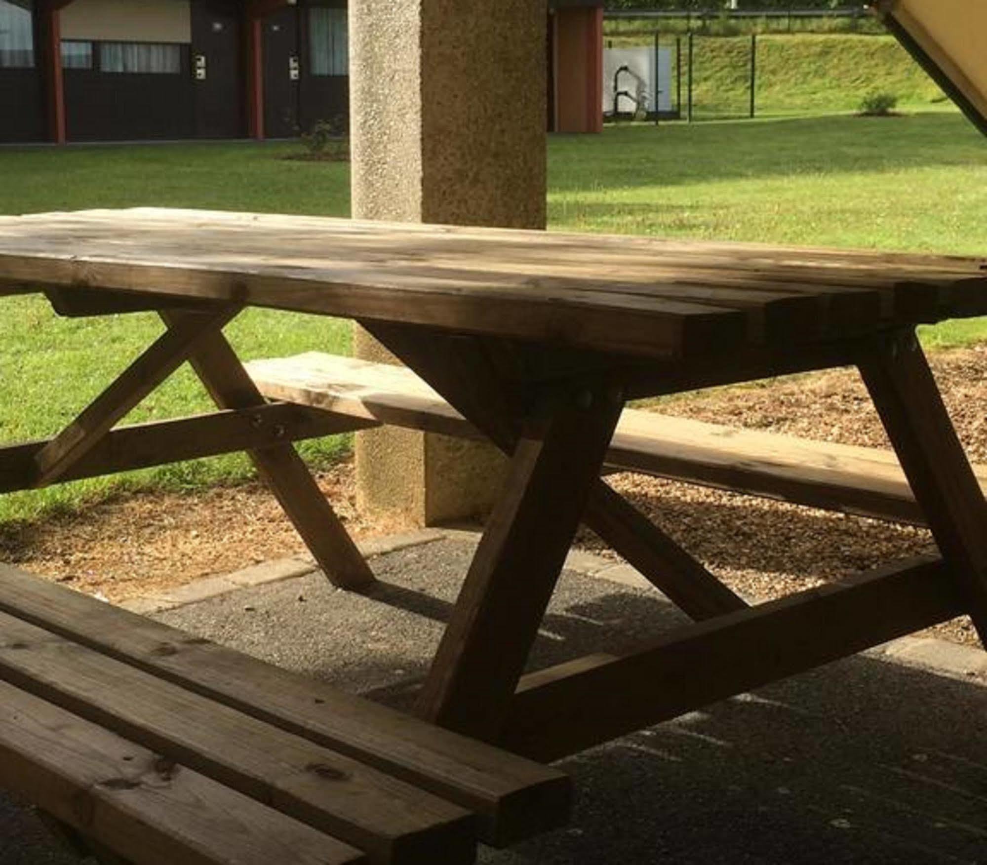Premiere Classe Évreux Buitenkant foto A picnic table