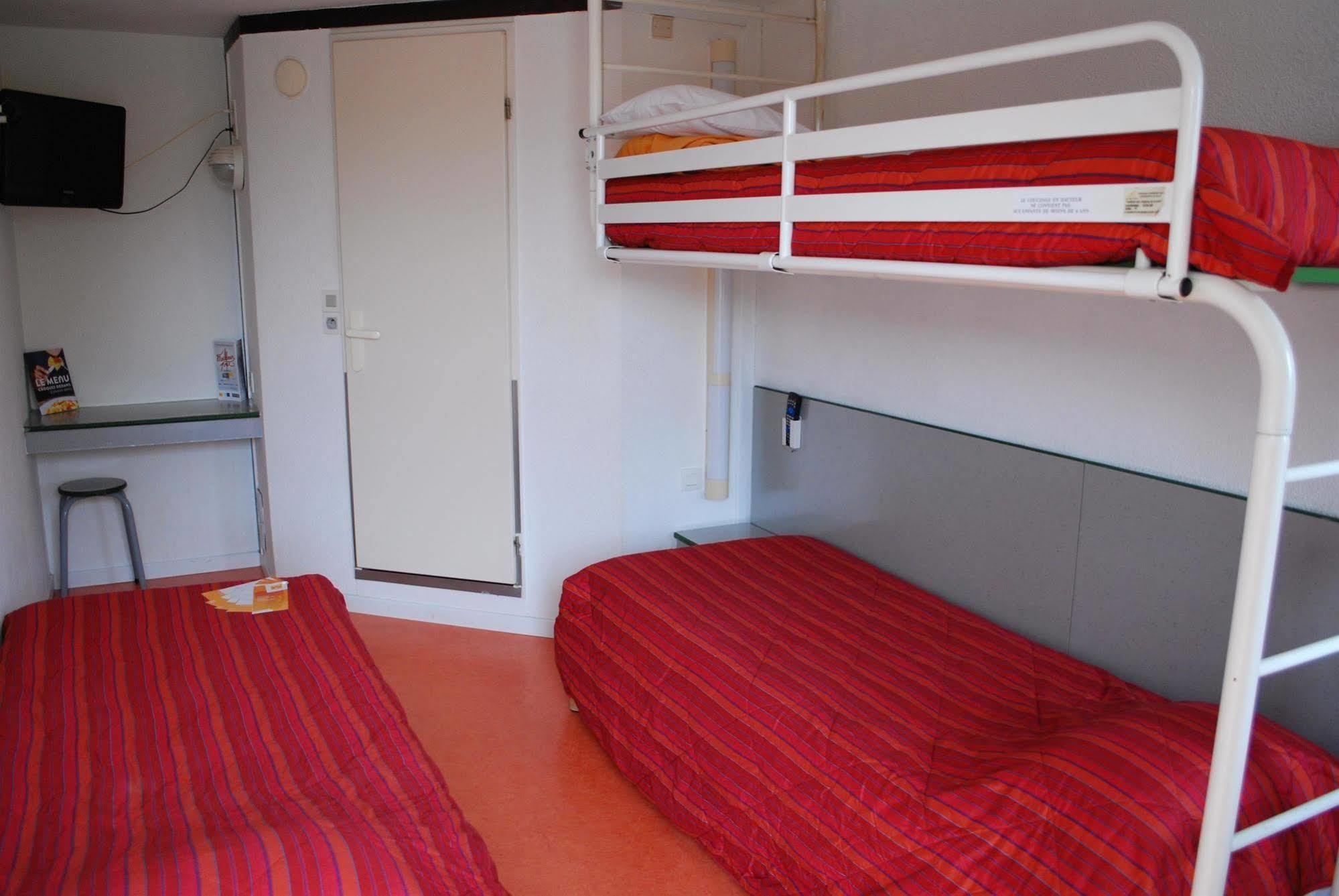Premiere Classe Évreux Buitenkant foto A typical room at a youth hostel