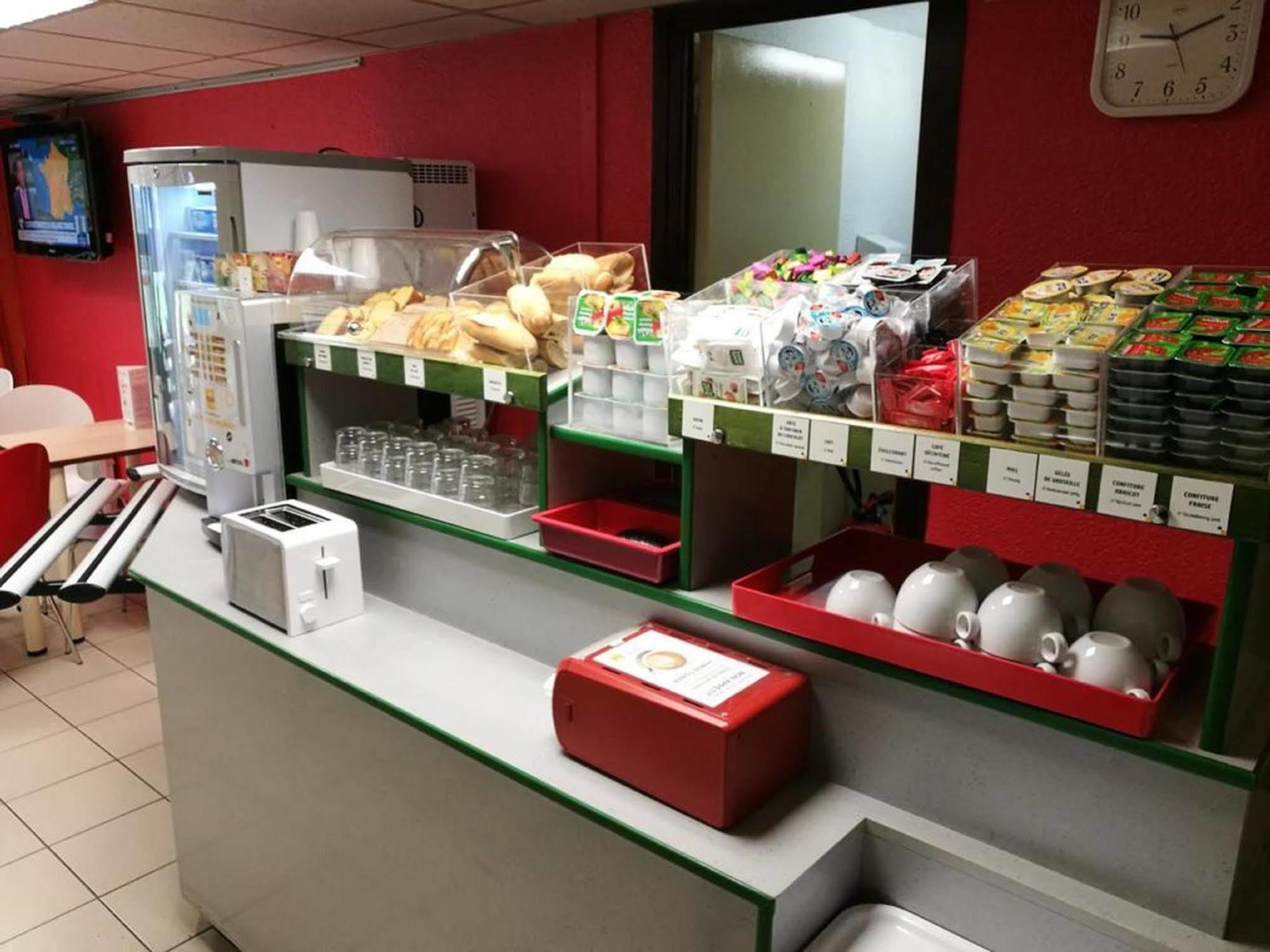 Premiere Classe Évreux Buitenkant foto The interior of a typical sandwich shop