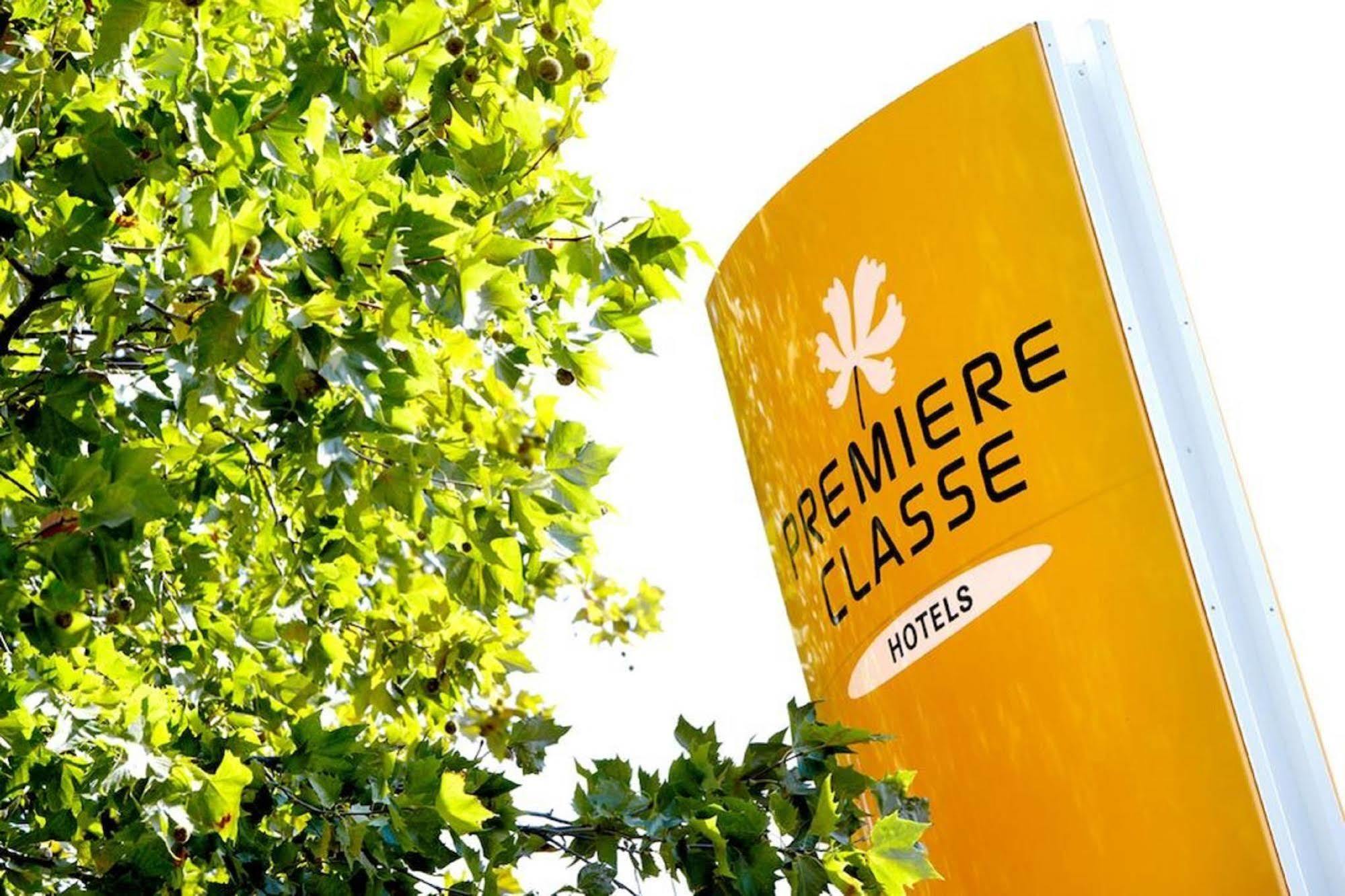 Premiere Classe Évreux Buitenkant foto Premiere Classe logo